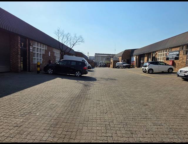 192M² WAREHOUSE TO LET IN CROWN